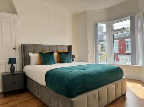 Sleeps 7 - Spacious 3 Bed House w Free Parking